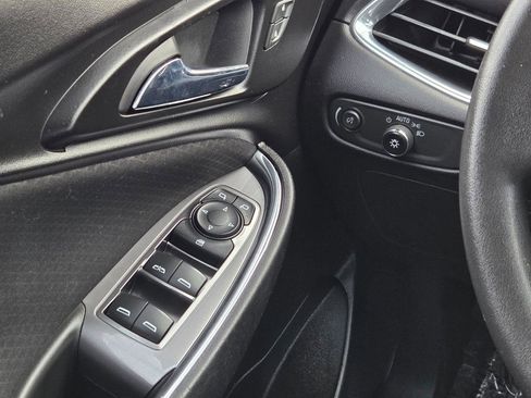 Used 2018 Chevrolet Malibu LT image 27