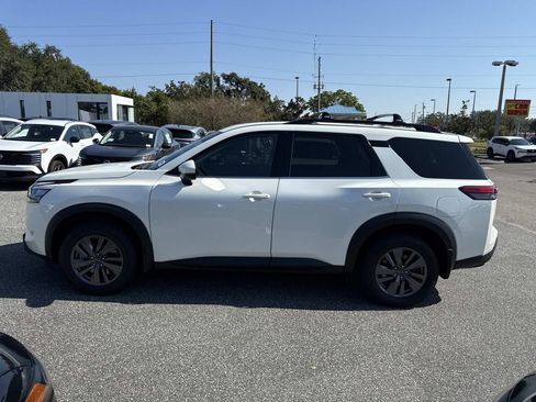 Certified 2024 Nissan Pathfinder SV image 7