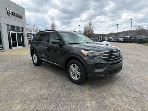 Used 2023 Ford Explorer XLT image 2