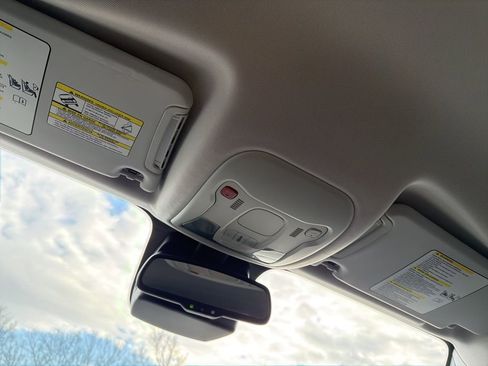 Used 2018 Jeep Renegade Latitude w/ UConnect 8.4 Nav Group image 13