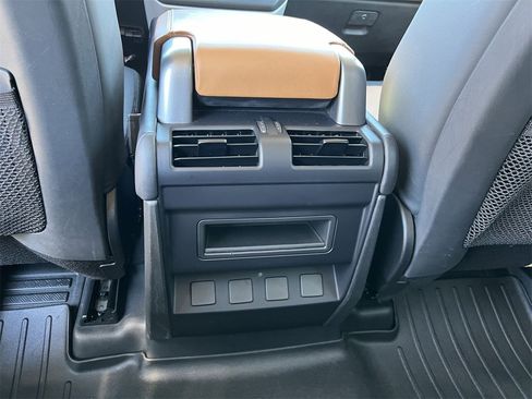 Used 2023 Land Rover Defender 110 X-Dynamic SE image 29