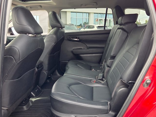 Used 2020 Toyota Highlander XLE FWD image 6
