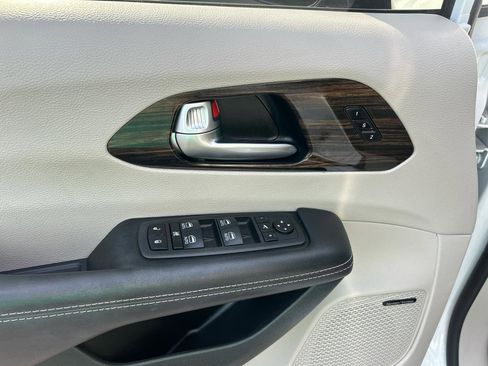 Used 2023 Chrysler Pacifica Limited w/ Uconnect Theater Family Group AWD/4WD image 16