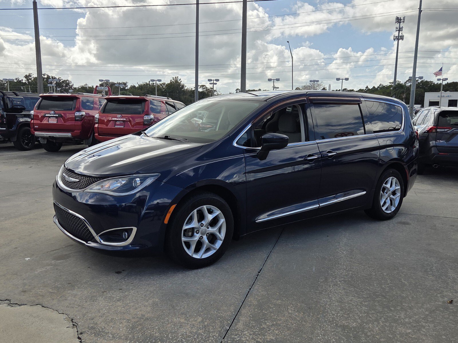 Used 2017 Chrysler Pacifica Touring Plus FWD image 3