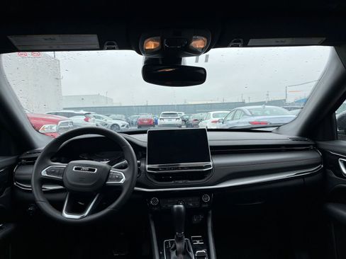 Used 2025 Jeep Compass Trailhawk image 32