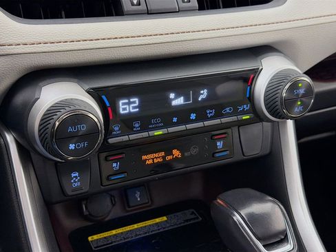 Used 2020 Toyota RAV4 Limited image 16