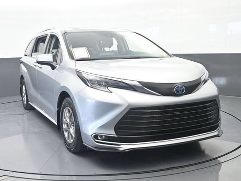 Used 2024 Toyota Sienna XLE FWD image 9