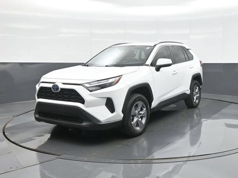 Used 2022 Toyota RAV4 XLE AWD/4WD image 3