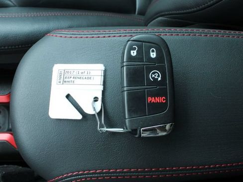 Used 2017 Jeep Renegade Trailhawk w/ Premium Trailhawk Package AWD/4WD image 28