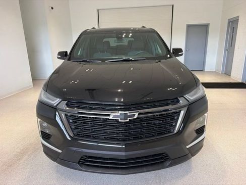 Used 2023 Chevrolet Traverse LT FWD image 2
