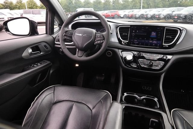 Used 2025 Chrysler Pacifica Limited FWD image 26