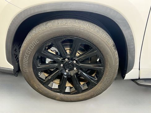 Used 2023 Toyota Highlander XLE FWD image 13