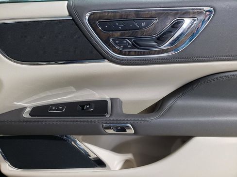 Used 2017 Lincoln Continental Select w/ Climate Package image 18