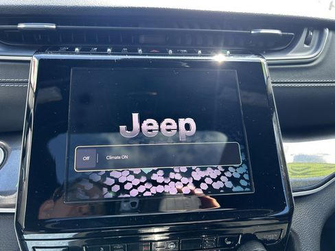 Used 2023 Jeep Grand Cherokee L Laredo image 16