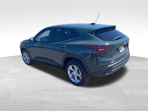 New 2026 Chevrolet Trax LS w/ LS Convenience Package FWD image 3