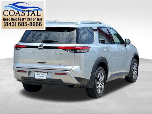 Used 2025 Nissan Pathfinder SL FWD image 12