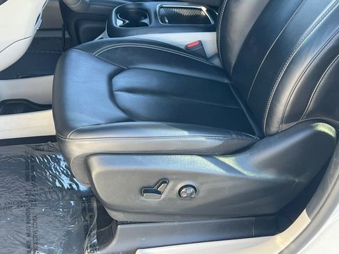 Used 2024 Chrysler Pacifica Touring-L image 31