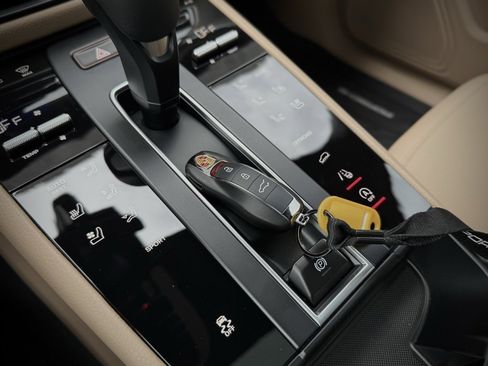 Used 2025 Porsche Macan image 28