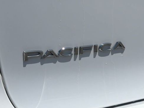 Used 2023 Chrysler Pacifica Touring-L FWD image 21