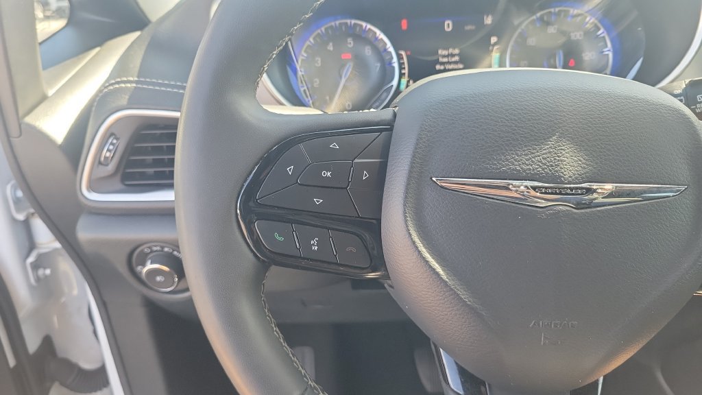 Used 2025 Chrysler Pacifica Limited FWD image 19