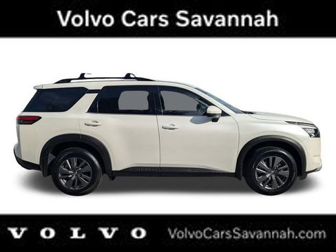 Used 2024 Nissan Pathfinder SV image 3
