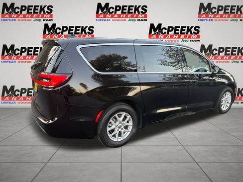 Used 2024 Chrysler Pacifica Touring-L FWD image 5