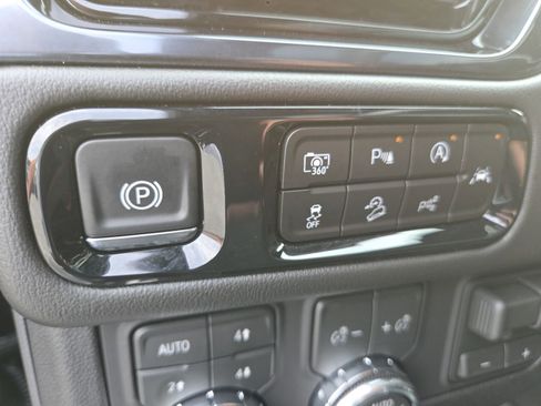 New 2026 GMC Yukon AT4 AWD/4WD image 8