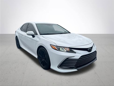 Used 2022 Toyota Camry LE image 5