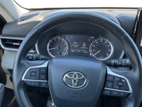 Used 2023 Toyota Highlander XLE FWD image 13