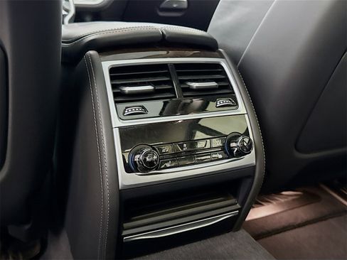 Used 2021 BMW 750i xDrive w/ Executive Package image 27