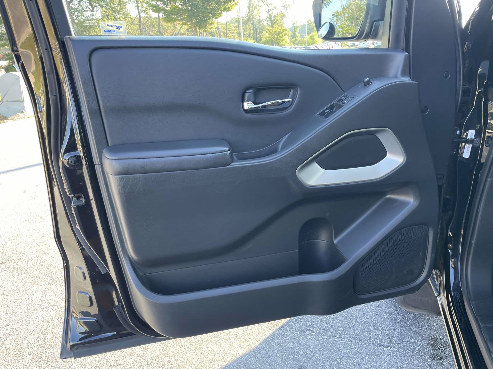Used 2025 Nissan Frontier SV RWD image 2