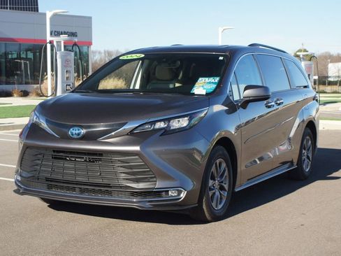 Used 2024 Toyota Sienna XLE image 24