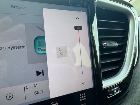 Used 2024 Chrysler Pacifica Touring-L image 17