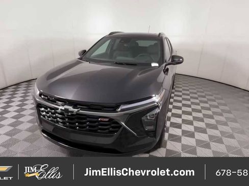 Used 2025 Chevrolet Trax RS w/ Sunroof Package FWD image 3