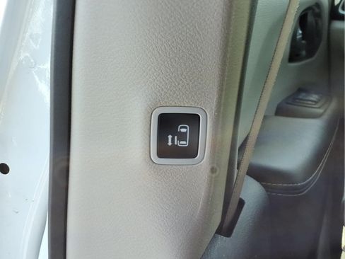 Used 2023 Chrysler Pacifica Touring-L FWD image 25