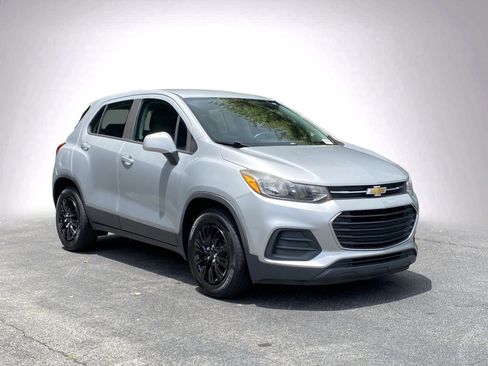 Used 2018 Chevrolet Trax LS FWD image 2