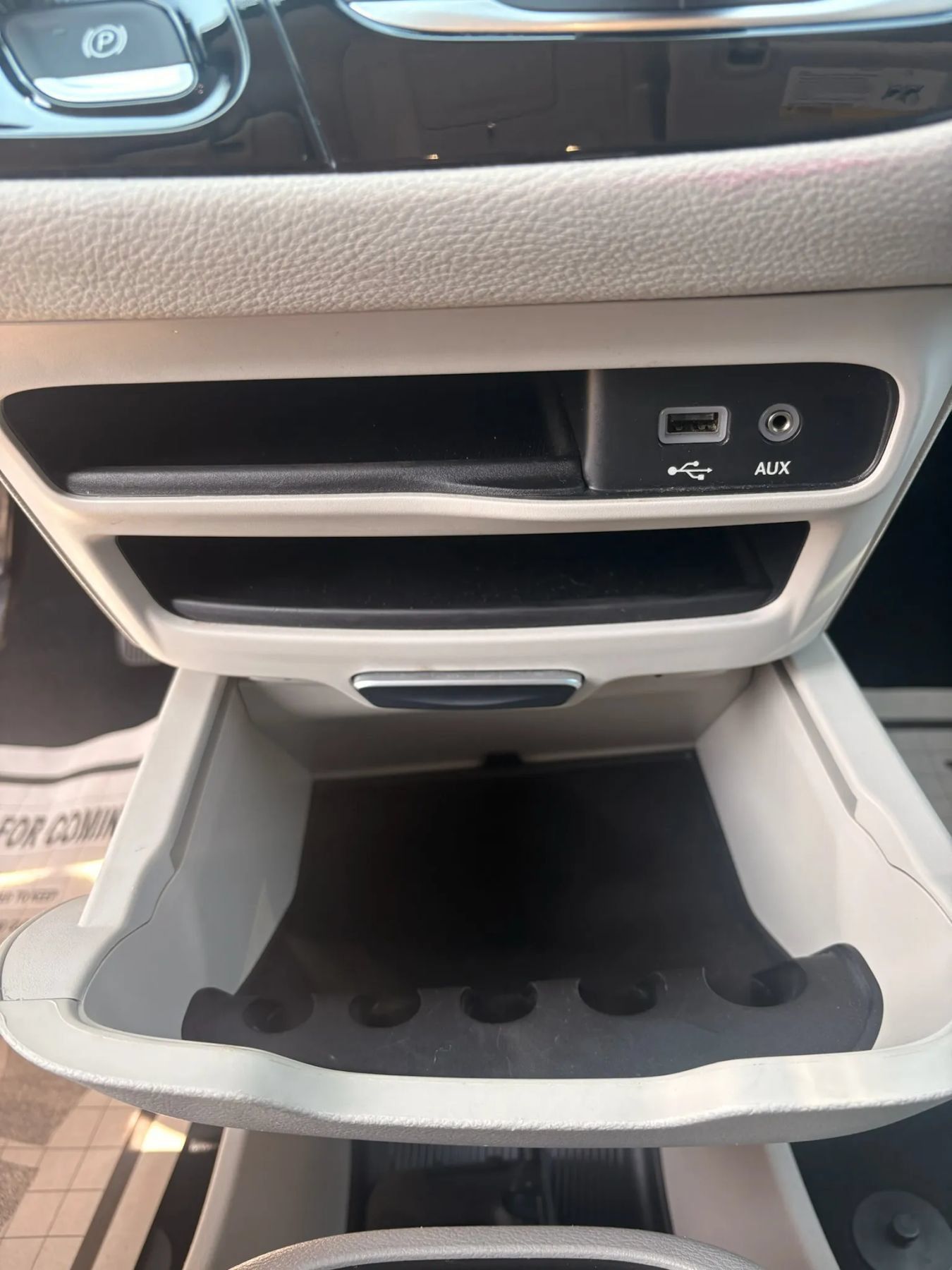 Used 2017 Chrysler Pacifica Limited w/ Advanced Safetytec Group FWD image 27