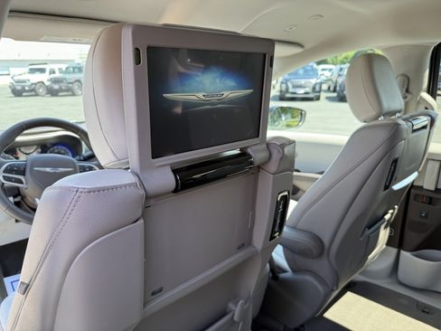 Used 2018 Chrysler Pacifica Touring-L Plus w/ Advanced Safetytec Group FWD image 12