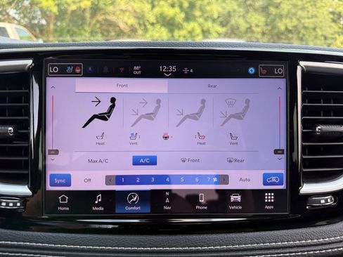 Used 2025 Chrysler Pacifica Limited FWD image 33