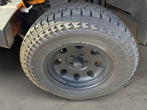 Used 2012 Jeep Wrangler Unlimited Sahara image 9