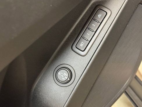 Used 2019 Chevrolet Equinox Premier image 11