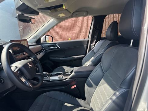 Used 2025 Mitsubishi Outlander SE FWD image 12
