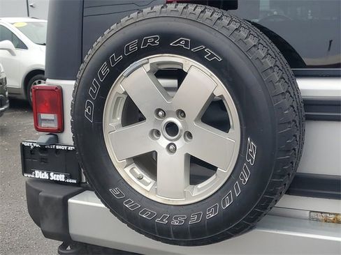 Used 2009 Jeep Wrangler Unlimited Sahara w/ Dual Top Group image 9