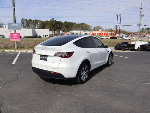 Used 2024 Tesla Model Y Long Range image 11