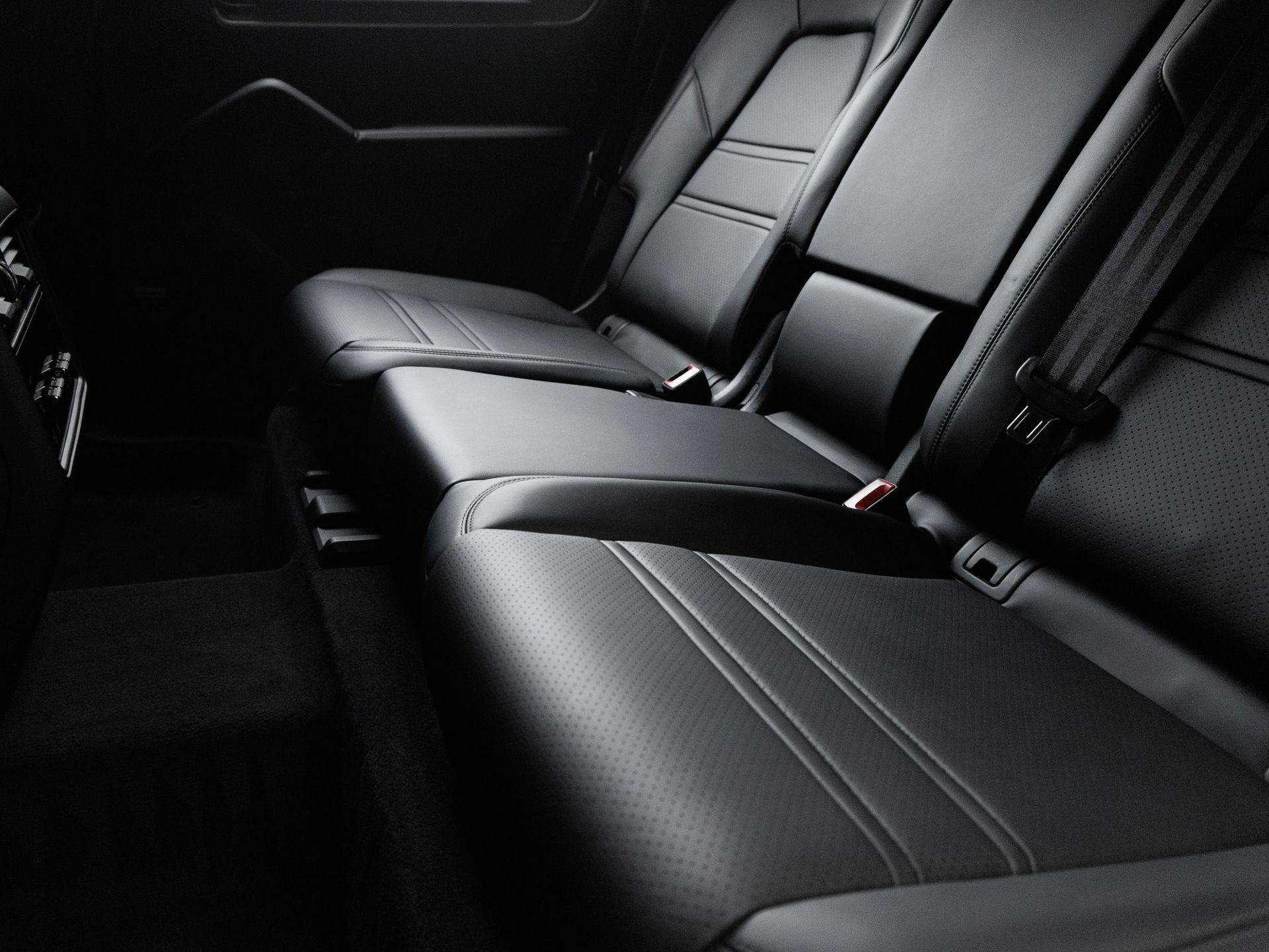 Certified 2025 Porsche Cayenne AWD/4WD image 24