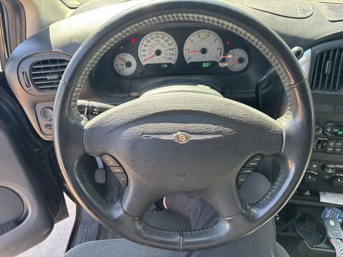 Used 2006 Chrysler Town & Country Touring image 7