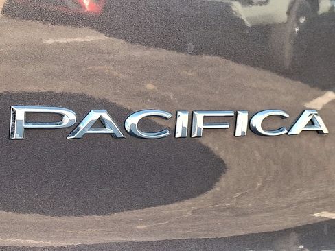 Used 2023 Chrysler Pacifica Touring-L FWD image 33