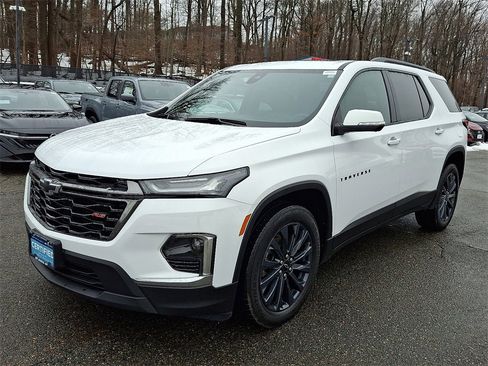 Used 2023 Chevrolet Traverse RS image 3