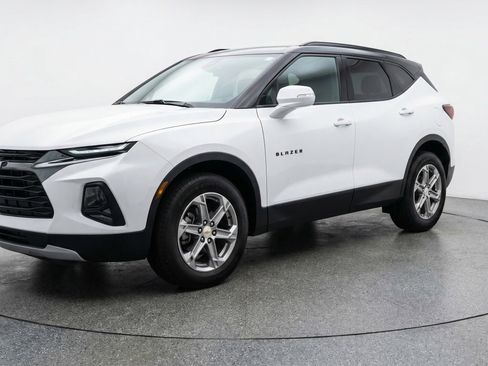 Used 2025 Chevrolet Blazer LT image 3