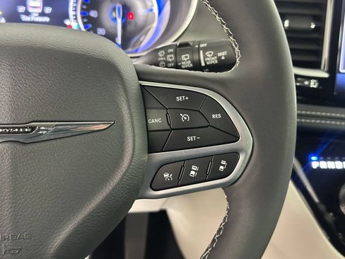 Used 2023 Chrysler Pacifica Touring-L AWD/4WD image 13